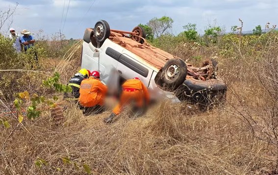 carro-capota-e-deixa-motorista-preso-sob-o-veiculo-em-guarai