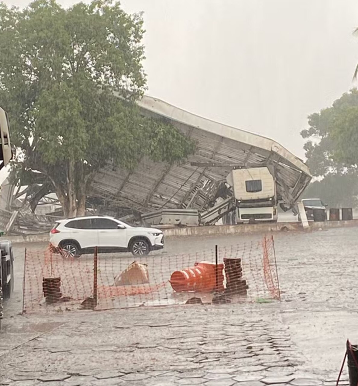 temporal-em-tabocao-derruba-estrutura-de-posto-de-combustiveis