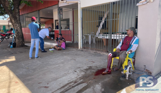 Moradores de rua brigam e homem tem joelho esfaqueado