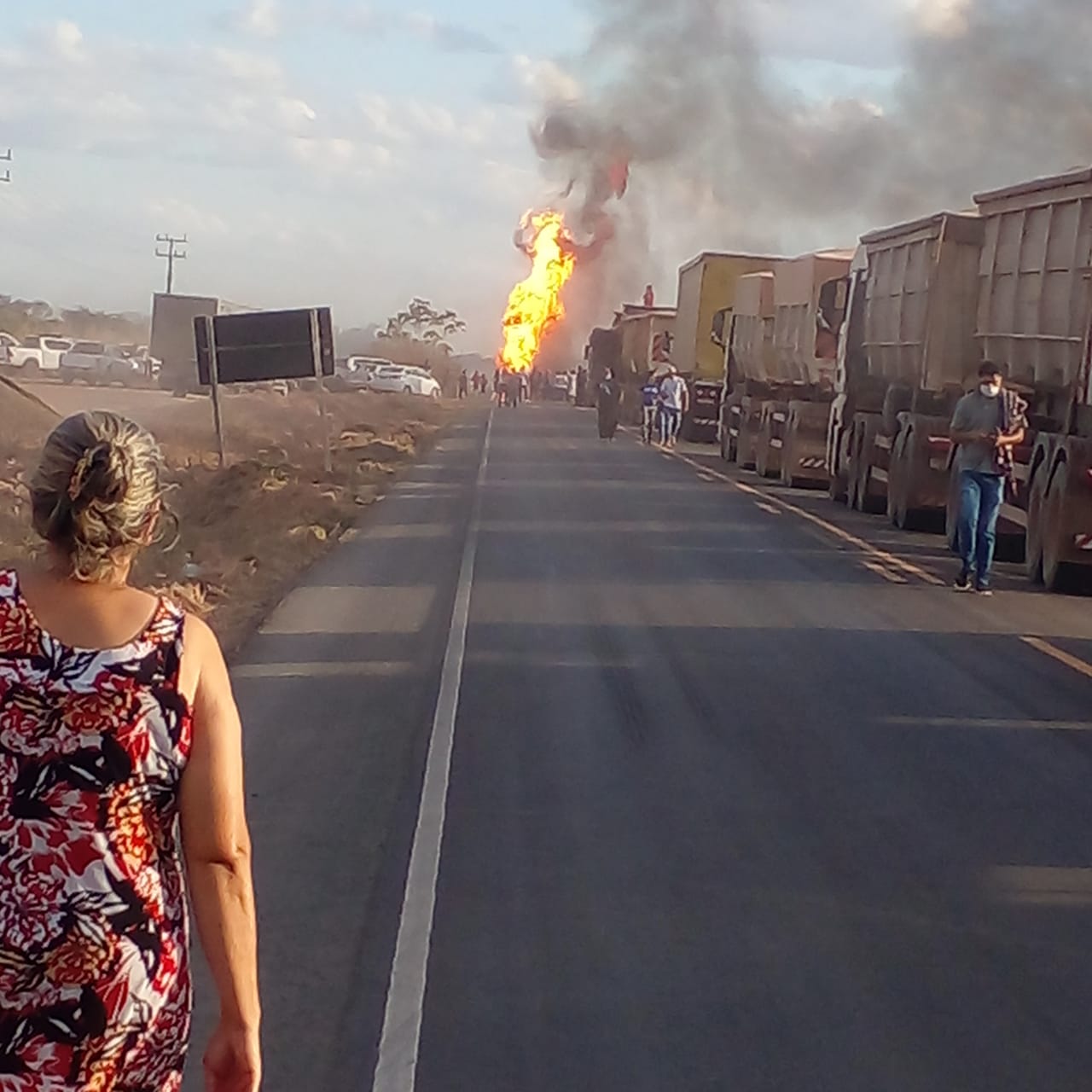 Colisão entre carretas deixa dois mortos carbonizados na BR-163