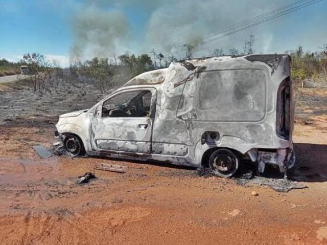 Carro é completamente destruído pelo fogo na BR-163