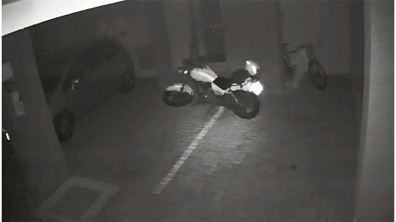  Fantasma? Moto é flagrada andando sozinha em garagem no Paraná e vídeo viraliza; VEJA