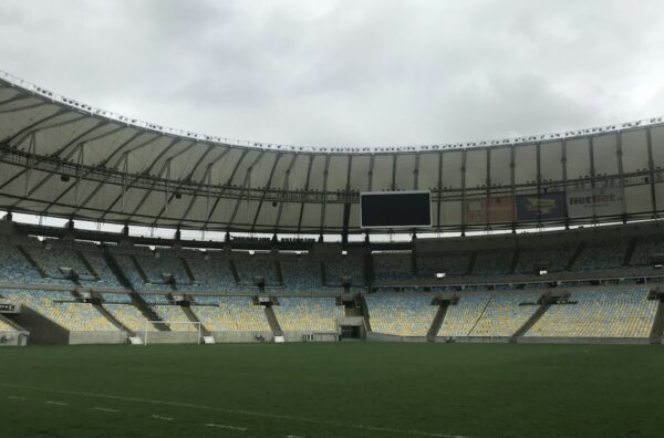 Zaga jovem brilha e segura o ataque adversário no clássico